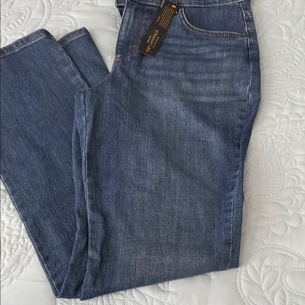 Lee Women's Straight Leg Jeans - Blue. Relaxed fit size 8 medium